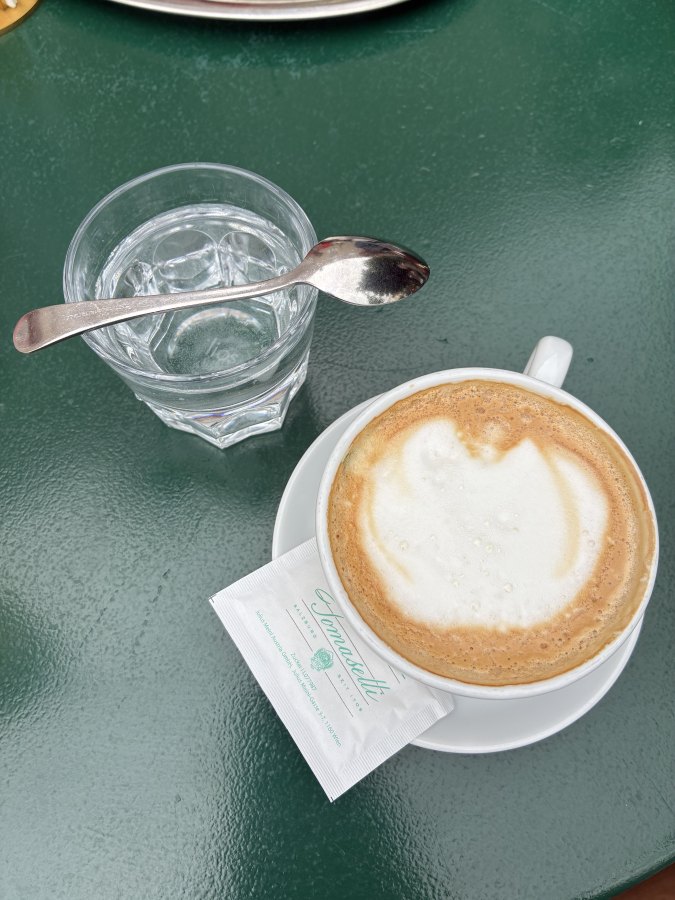 Cappuccino bei Kiosk Tomaselli