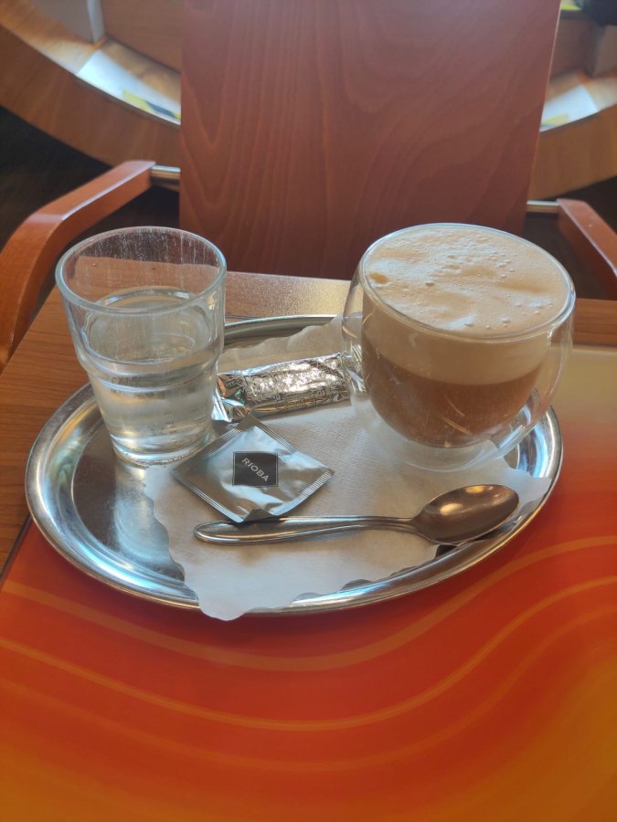 Latte Macchiato koffeinfrei mit Hafermilch bei Bebes Corner - im Thalia