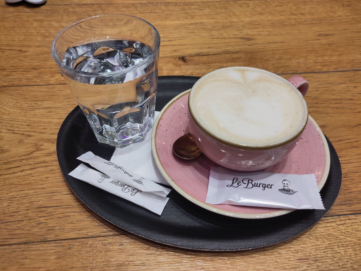 Cappuccino mit Hafermilch (koffeinfrei) bei Le Burger